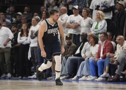 Luka Dončić je v noči na četrtek svojo ekipo popeljal do prve zmage v seriji z Minnesoto. FOTO: AP